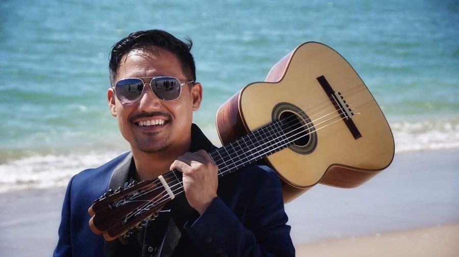 Retrato con guitarra junto al mar, del archivo seleccionado de GuitMeMusic
