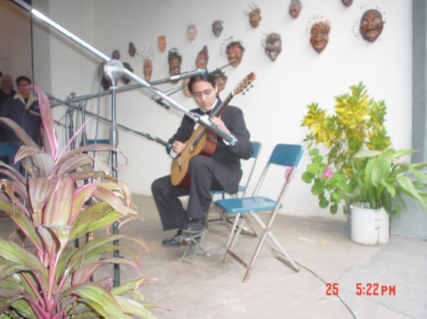 Interpretación de guitarra en un patio