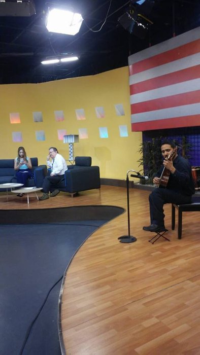 Interpretación de guitarra en un auditorio