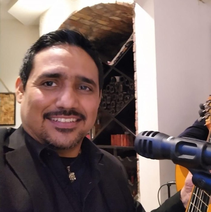 Retrato con guitarra y micrófono durante un evento